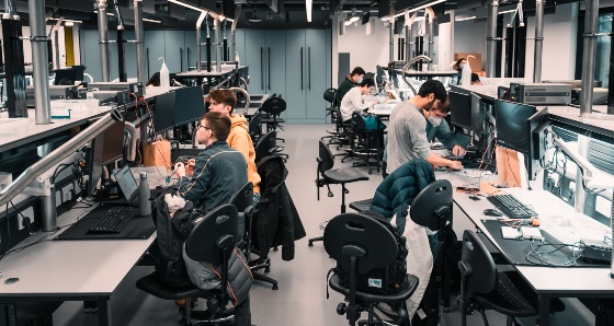 Students work together in a computer lab.